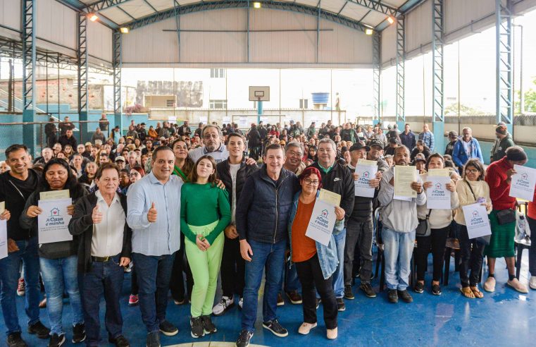 PREFEITO ORLANDO MORANDO ENTREGA ESCRITURAS A MORADORES DO PARQUE SÃO BERNARDO E NOVA BAETA