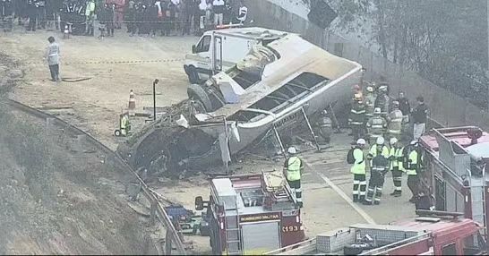 ACIDENTE EM MINAS: ÔNIBUS COM TORCEDORES DO CORINTHIANS CAPOTA E DEIXA 7 MORTOS