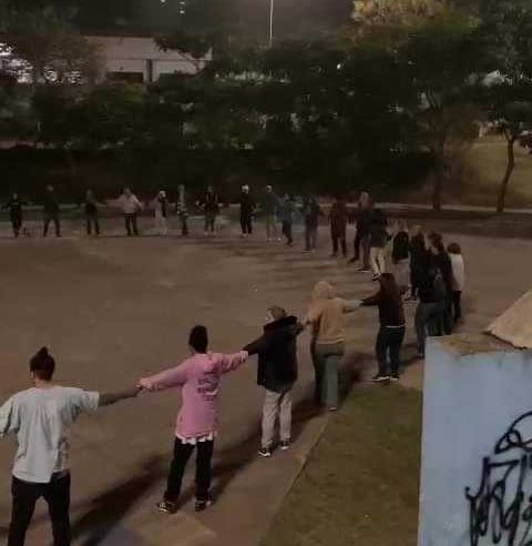 MUDANÇAS NA PRAÇA DO PROFESSOR GERAM DISCUSSÃO E MORADORES DO NOVA PETRÓPOLIS SE REÚNEM COM VEREADOR EDUARDO TUDO AZUL