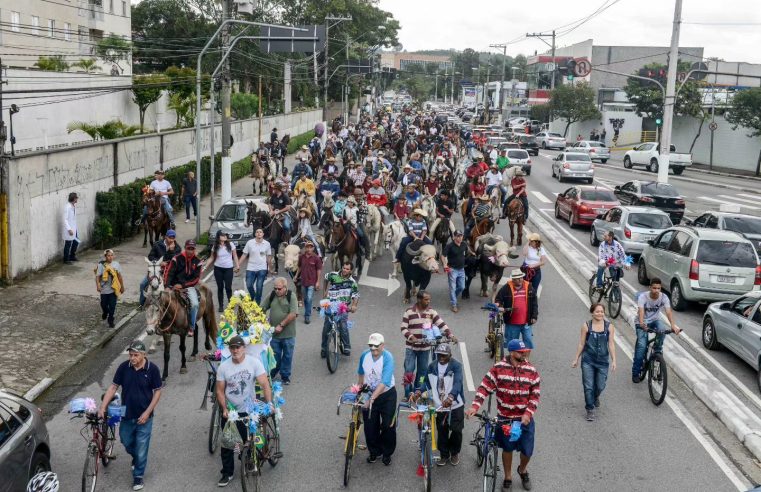 PROCISSÃO DOS CARROCEIROS MARCA FIM DOS FESTEJOS DE SÃO BERNARDO