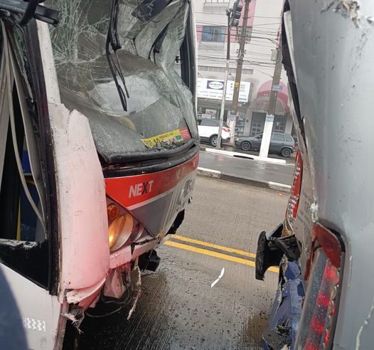 DOIS TRÓLEBUS COLIDEM NO CORREDOR PRÓXIMO AO TERMINAL DIADEMA