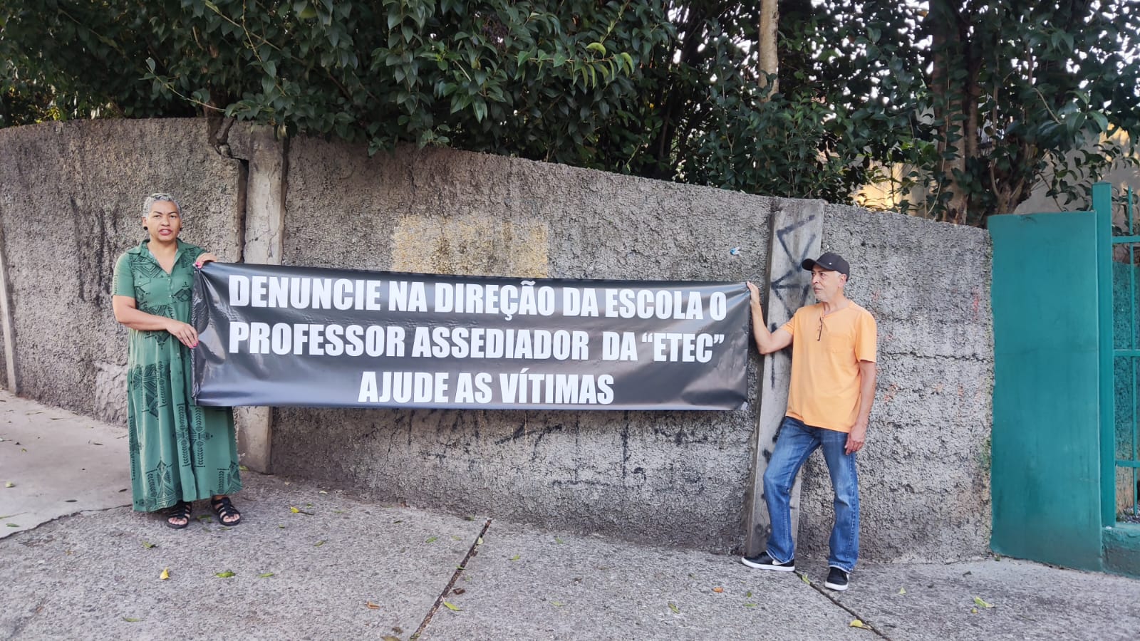 MÃE PROTESTA EM FRENTE À ETEC LAURO GOMES APÓS ESTUDANTE SOFRER ASSÉDIO