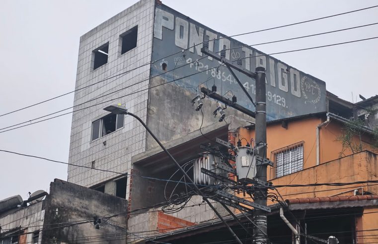 APARTAMENTO NA RUA DOS VIANAS PEGA FOGO E MOBILIZA 6 VIATURAS DO CORPO DE BOMBEIROS