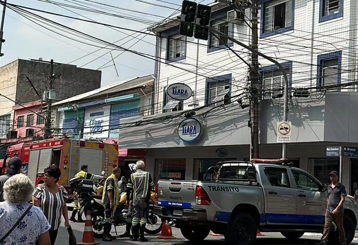 QUEDA DE FIAÇÃO ELÉTRICA INTERDITA RUA MARECHAL DEODORO