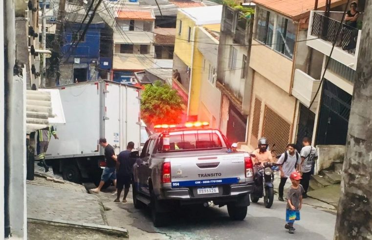 FURGÃO BATE EM CAMINHÃO QUE ATINGE RESIDÊNCIA NA VILA SÃO PEDRO