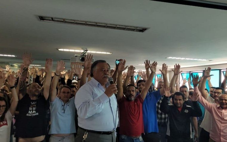 TRABALHADORES DA GM DE SÃO CAETANO EM GREVE APÓS DEMISSÕES VIA TELEGRAMA NO SÁBADO