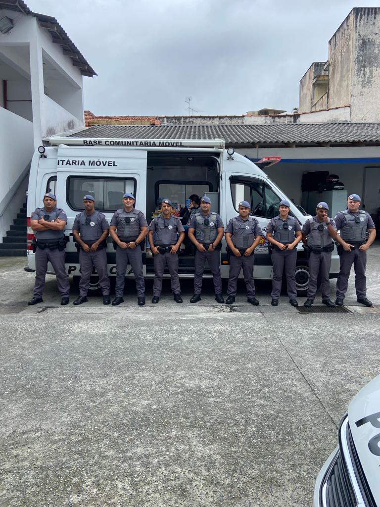 POLICIAIS MILITARES DE SÃO BERNARDO REALIZAM AÇÃO SOLIDÁRIA NO DER COM DISTRIBUIÇÃO DE BRINQUEDOS