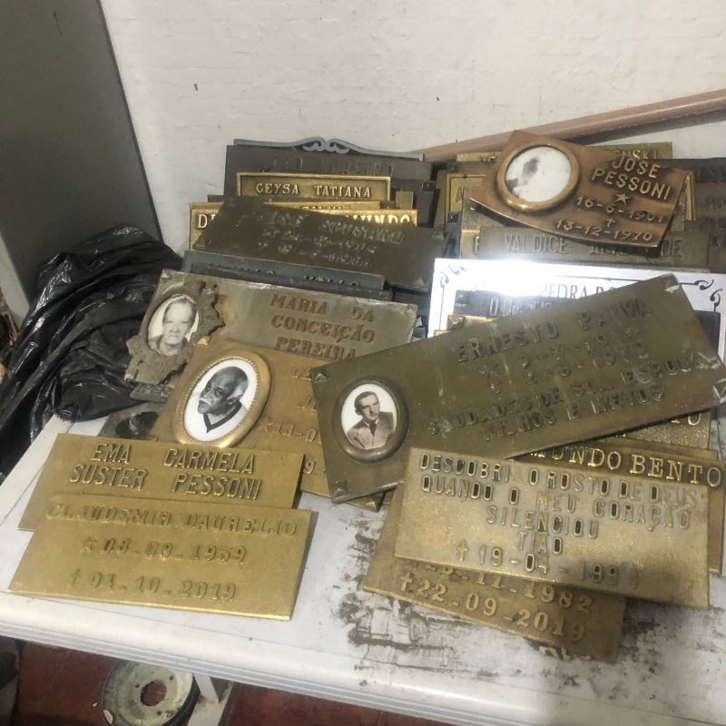 PLACAS DE TÚMULOS RECUPERADAS AGUARDAM RETIRADA DAS FAMÍLIAS NO CEMITÉRIO DA VILA EUCLIDES