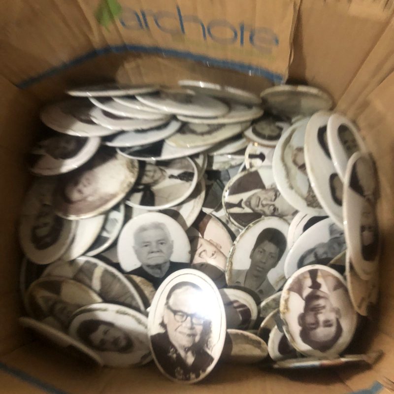 PLACAS DE TÚMULOS RECUPERADAS AGUARDAM RETIRADA DAS FAMÍLIAS NO CEMITÉRIO DA VILA EUCLIDES