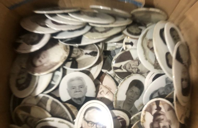 PLACAS DE TÚMULOS RECUPERADAS AGUARDAM RETIRADA DAS FAMÍLIAS NO CEMITÉRIO DA VILA EUCLIDES