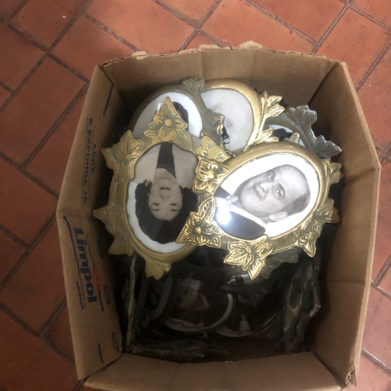 PLACAS DE TÚMULOS RECUPERADAS AGUARDAM RETIRADA DAS FAMÍLIAS NO CEMITÉRIO DA VILA EUCLIDES