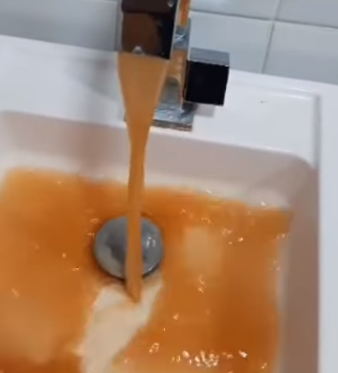 MORADORES DA VILA VIVALDI ENFRENTAM PROBLEMAS COM ÁGUA MARROM; SABESP RESPONDE