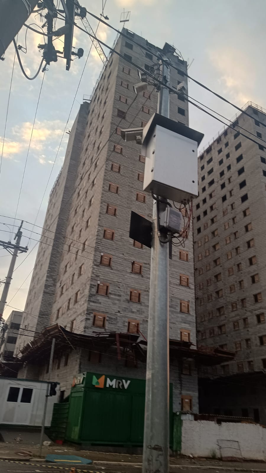 DESABAMENTO DE OBRA DURANTE TEMPORAL DEIXA UM MORTO EM SANTO ANDRÉ