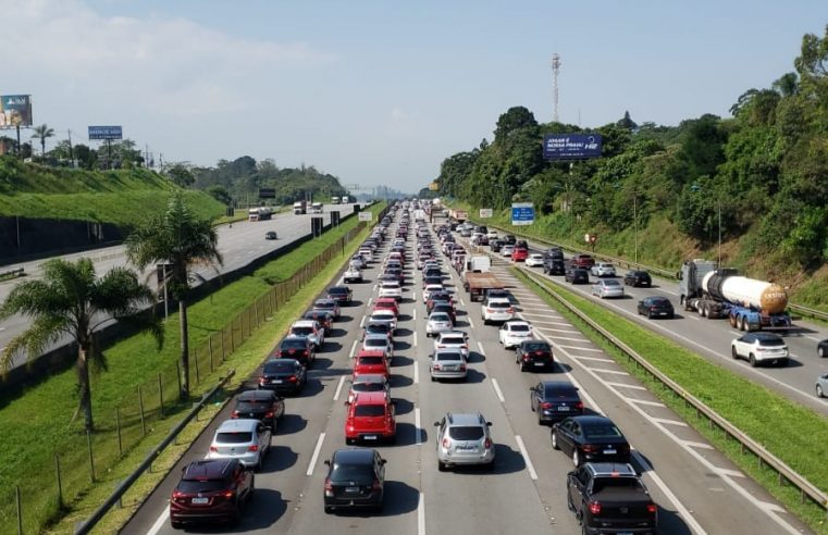 TRÁFEGO INTENSO NAS ANCHIETA E IMIGRANTES RUMO AO LITORAL