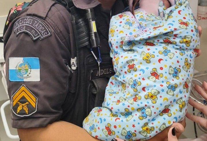 NO RIO, POLICIAIS SALVAM BEBÊ ABANDONADO DENTRO DE UMA LIXEIRA
