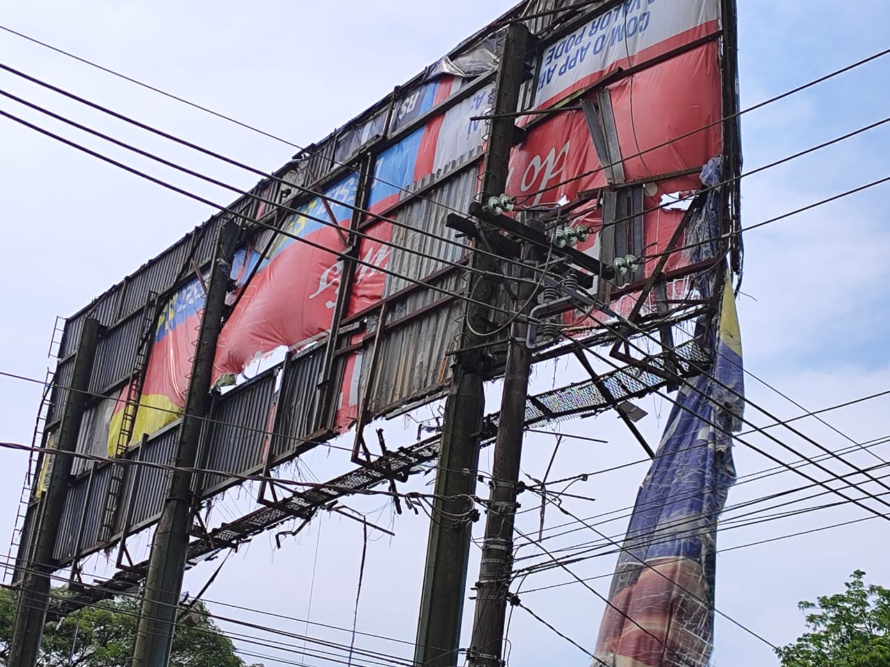 OUTDOOR DANIFICADO PREOCUPA MORADORES PRÓXIMOS AO PARQUE IMIGRANTES EM SÃO BERNARDO DO CAMPO