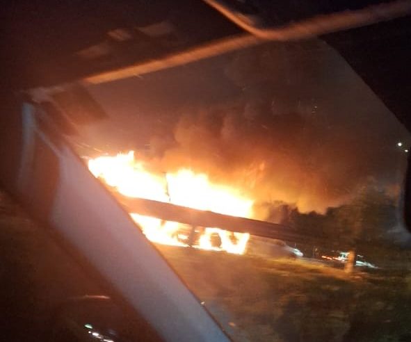 CARRO PEGA FOGO NA ANCHIETA NO KM 20