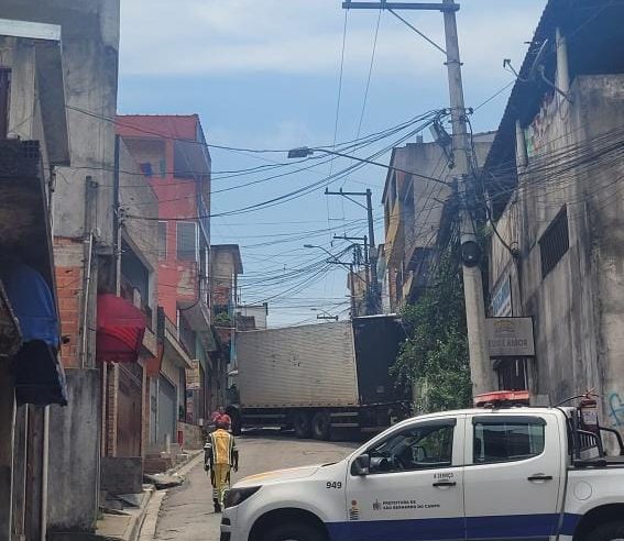 CAMINHÃO COLIDE DE RÉ COM CASA NA VILA SÃO PEDRO