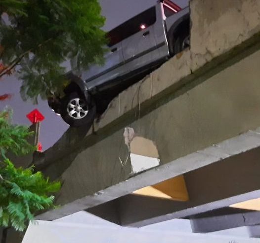 CAMINHONETE BATE NO MURO E FICA PENDURADA NO VIADUTO KENZO UEMURA