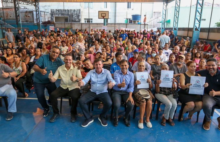 PREFEITO ORLANDO MORANDO ENTREGA ESCRITURAS A MORADORES DA VILA VANGUARDA E VILA FELIZ