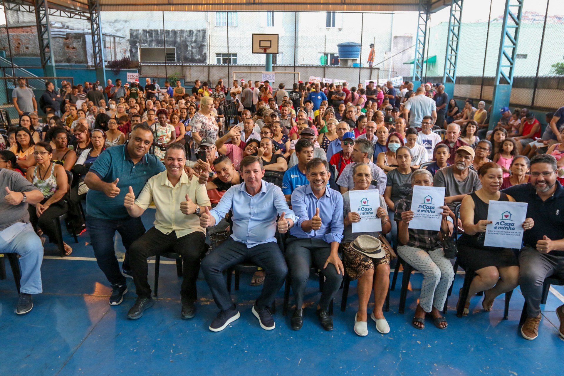 PREFEITO ORLANDO MORANDO ENTREGA ESCRITURAS A MORADORES DA VILA VANGUARDA E VILA FELIZ