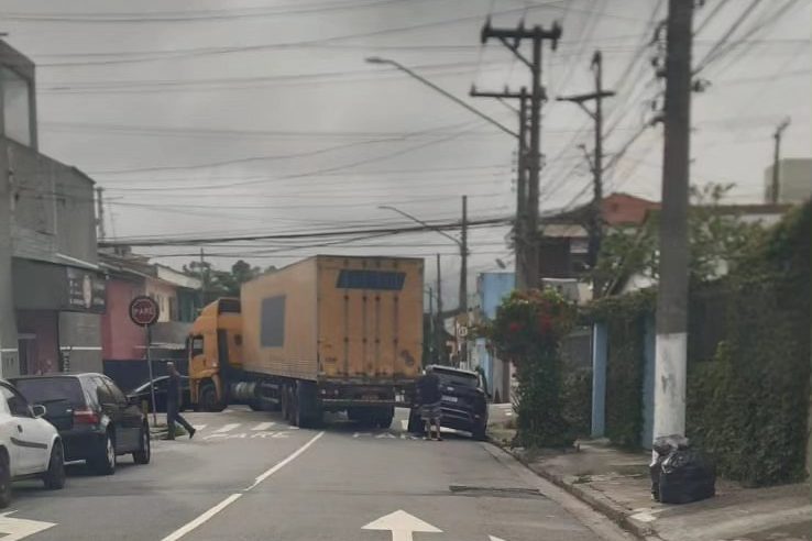 ACIDENTE NO JORDANÓPOLIS ENVOLVE CAMINHÃO DOS CORREIOS E CARRO