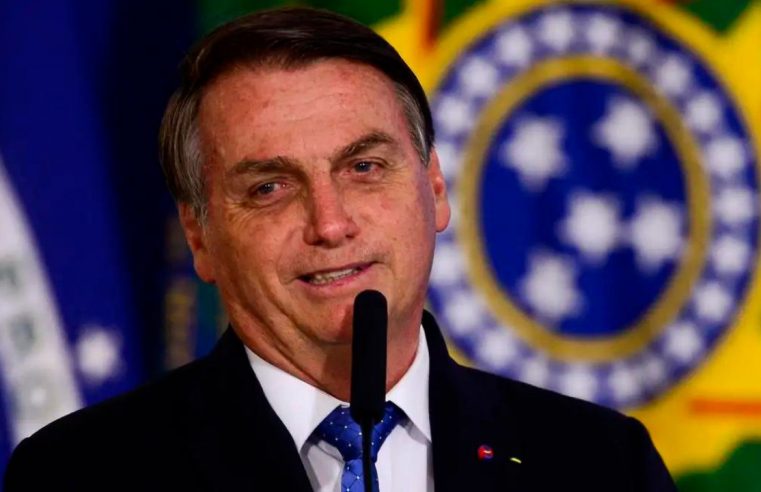 BOLSONARO TENTA SE INFILTRAR EM FOTO OFICIAL COM MILEI E É BARRADO, AFIRMA JORNAL