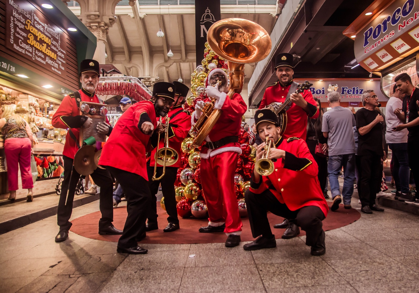 BANDA DO PAPAI NOEL É ATRAÇÃO ESPECIAL NO MERCADÃO DE SP