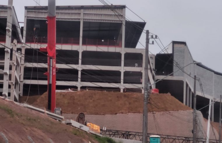 GUINDASTE DE OBRA CAI E INTERDITA ESTRADA CAMA PATENTE