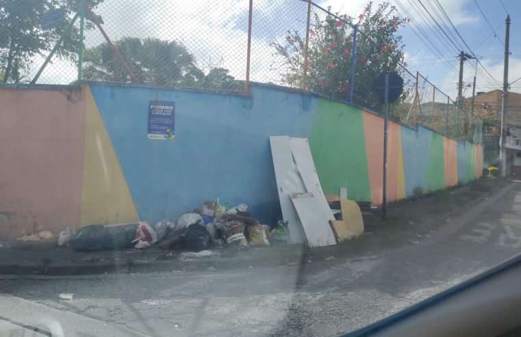 MORADOR DO SÍTIO BOM JESUS LUTA HÁ UM ANO CONTRA DESCARTE IRREGULAR DE LIXO EM FRENTE À ESCOLA DOS FILHOS