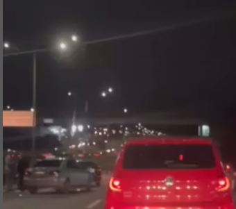 VÍDEO: COLISÃO NA ANCHIETA ENTRE MOTO E CARRO DEIXA UM FERIDO