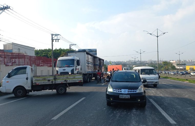 CARGA DE PASTA DE DENTE E PRODUTOS DE HIGIENE TOMBAM NO KM 13 DA ANCHIETA