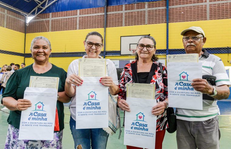PREFEITO ORLANDO MORANDO ENTREGA ESCRITURAS A MORADORES DO LOTEAMENTO MARCO POLO I