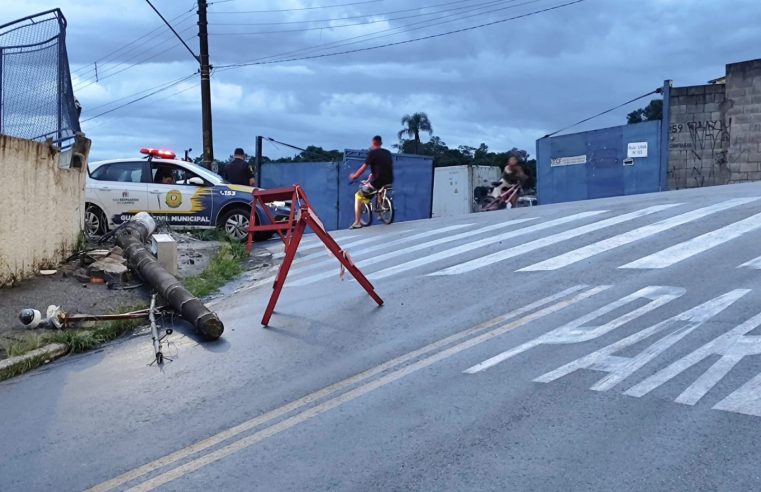 CARRETA DERRUBA POSTE QUE ATINGE MURO DE UBS EM SÃO BERNARDO