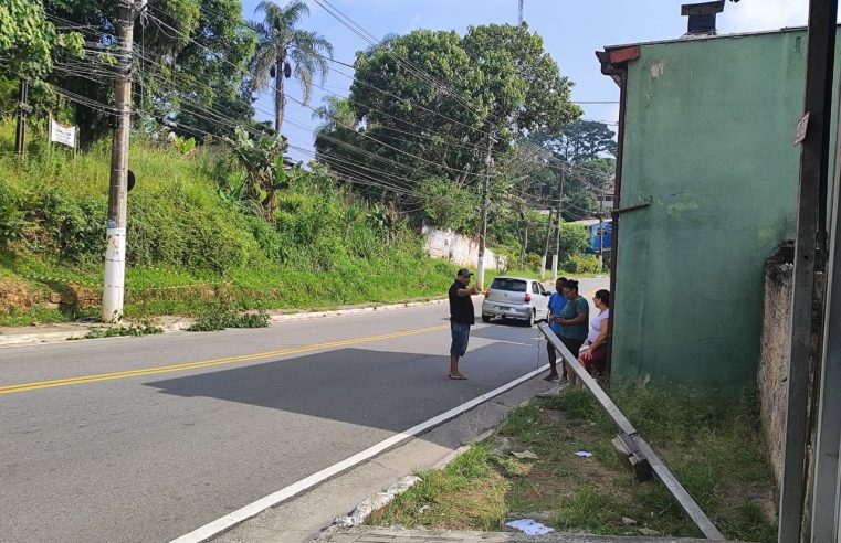 CARRETA DERRUBA POSTE E CAUSA FALTA DE ENERGIA NO JARDIM REPRESA