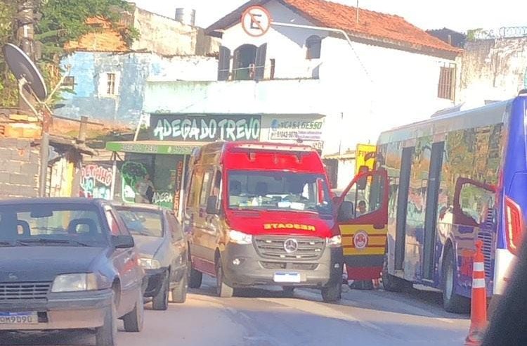 ACIDENTE ENTRE ÔNIBUS E MOTO NA ENTRADA DO ORQUÍDEAS