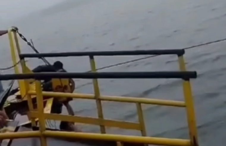 VÍDEO: MULHER É RESGATADA APÓS CAIR DA BALSA NO RIACHO GRANDE