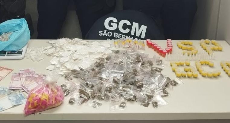 GCM DE SÃO BERNARDO APREENDE DROGAS NO MONTANHÃO E PRENDE UM SUSPEITO