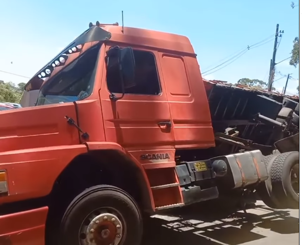 CARRETA TOMBA, DERRUBA POSTE QUE ATINGE MURO E CARRO NO BAIRRO COOPERATIVA