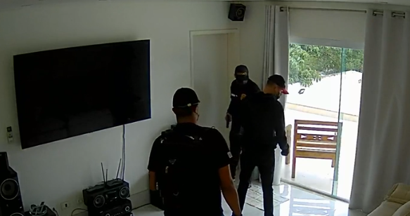 POLÍCIA IDENTIFICA CRIMINOSOS QUE INVADIRAM RESIDÊNCIA NO RIACHO GRANDE SE PASSANDO POR AGENTES DO DEIC