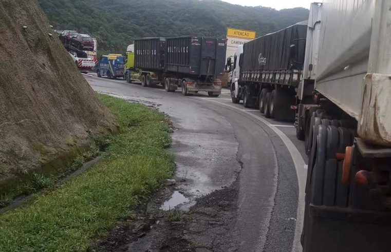 ACIDENTE COM DOIS CAMINHÕES E UMA CARRETA NO KM 49 DA ANCHIETA GERA CONGESTIONAMENTO