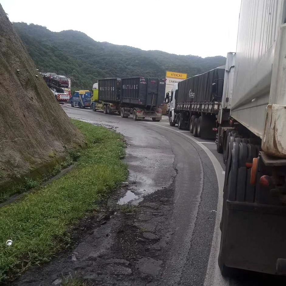 ACIDENTE COM DOIS CAMINHÕES E UMA CARRETA NO KM 49 DA ANCHIETA GERA CONGESTIONAMENTO