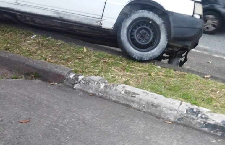 ACIDENTE NA AVENIDA DR. JOSÉ FORNARI EM SÃO BERNARDO: CARRO ATINGE POSTE