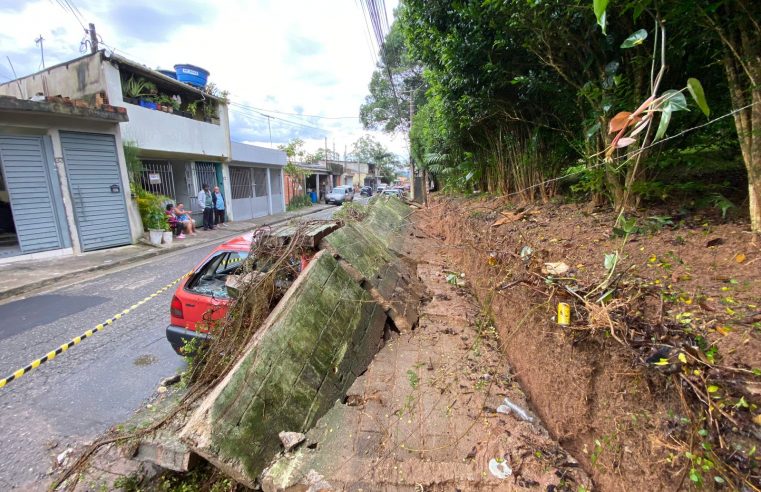 EM SÃO BERNARDO, QUEDA DE MURO NO JARDIM TUPÃ ATINGE 4 VEÍCULOS