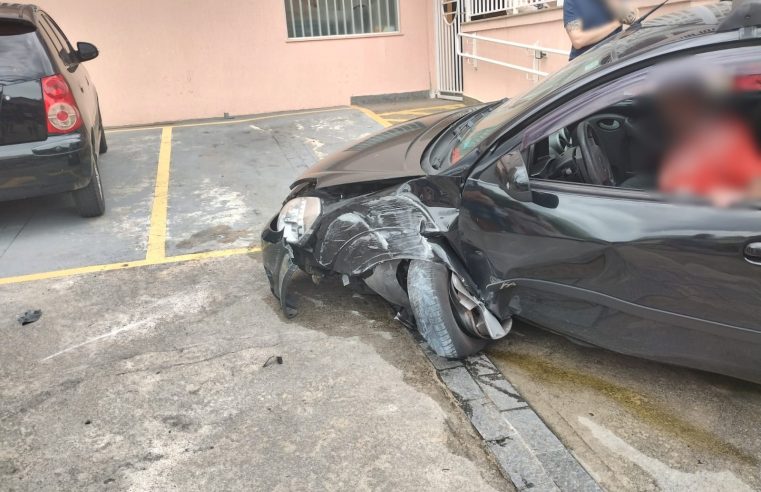 VEÍCULO BATE EM POSTE AO INVADIR CONTRAMÃO NA AV. WALLACE SIMONSEN