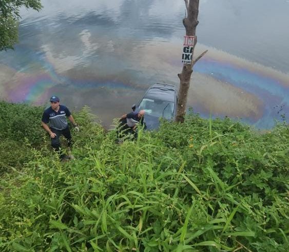 CICLISTA SALVA MOTORISTA APÓS QUEDA DE CARRO NA REPRESA BILLINGS EM SÃO BERNARDO