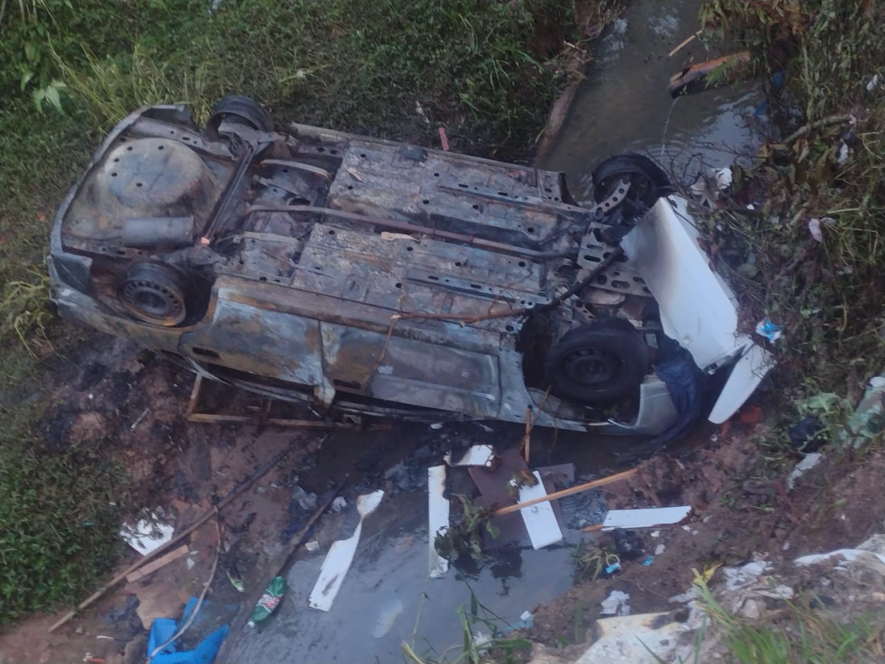 CARRO É FURTADO, INCENDIADO E JOGADO EM CÓRREGO EM SÃO BERNARDO