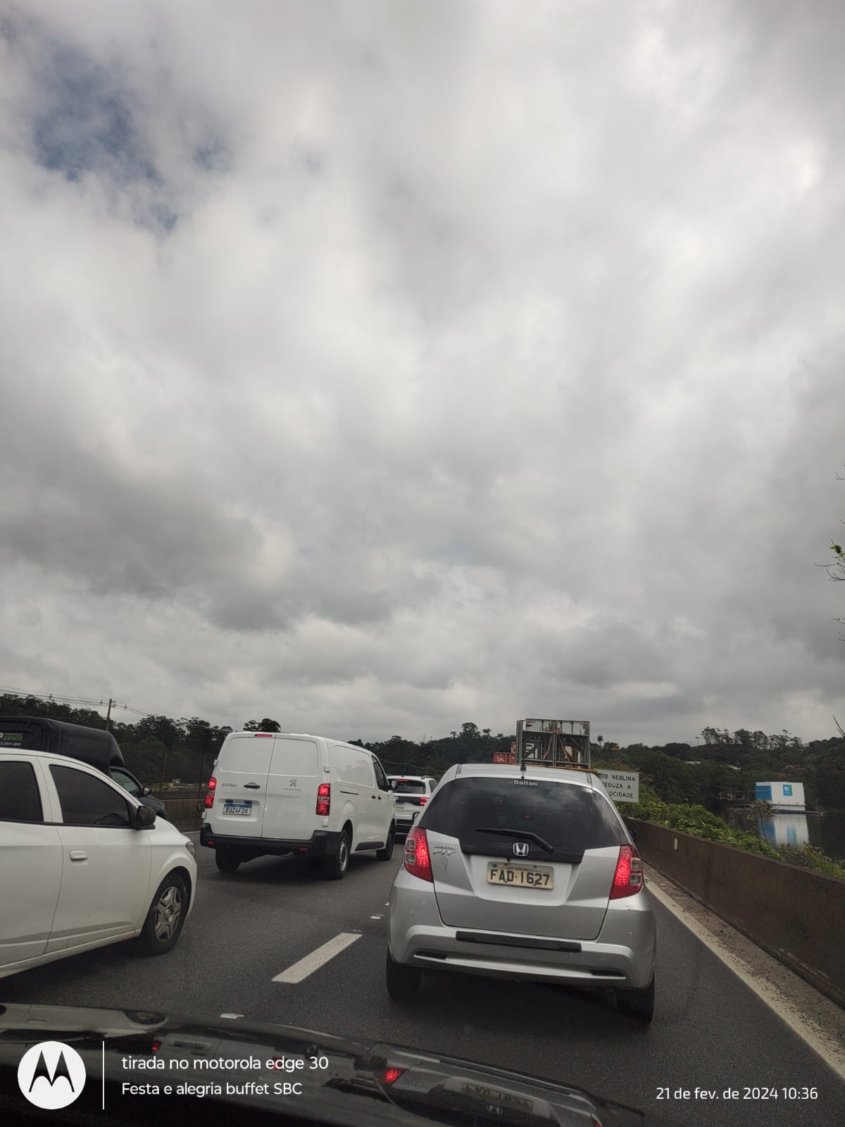 TOMBAMENTO DE CARRETA INTERDITA FAIXA NA ANCHIETA E PROVOCA CONGESTIONAMENTOS EM SÃO BERNARDO