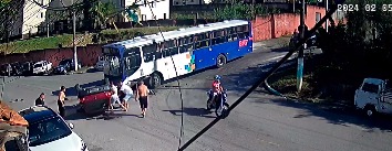 VÍDEO: ACIDENTE NO PARQUE SELECTA ENVOLVENDO ÔNIBUS E CARRO