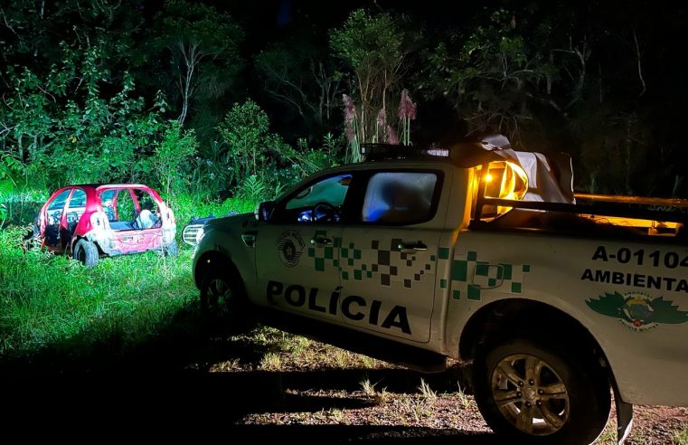 POLÍCIA AMBIENTAL DETÉM INDIVÍDUO EM FLAGRANTE DESMANCHANDO VEÍCULO ROUBADO NA MATA EM PARANAPIACABA